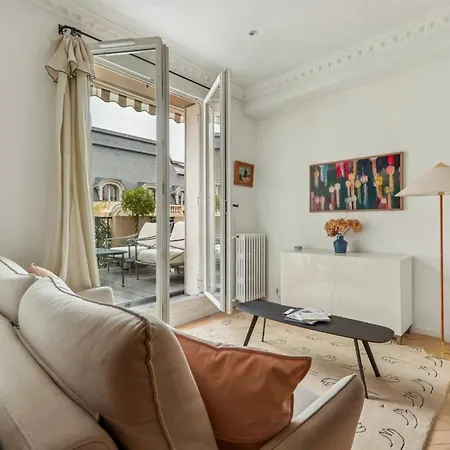Superb With Terrasse & 24-7 Security In The Heart Of Paris! Appartement Parijs
